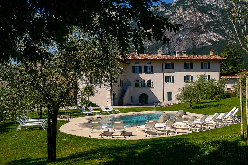 Residence with Pool on Lake Garda